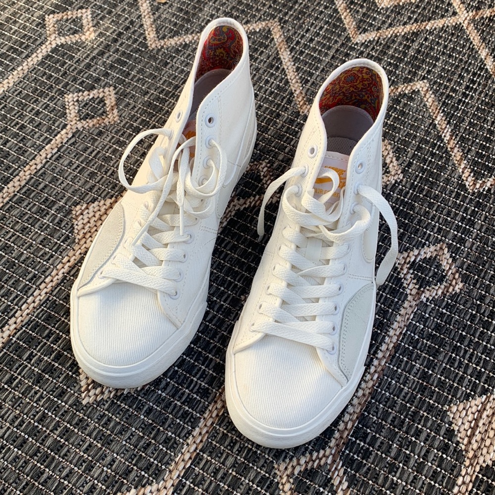 NIKE SNEAKERS